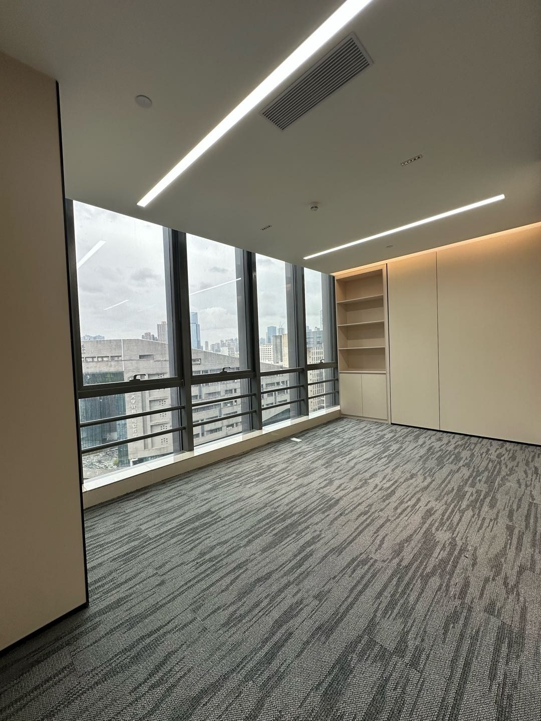怡化金融科技大厦200㎡豪装办公室出租，中层东向采光好