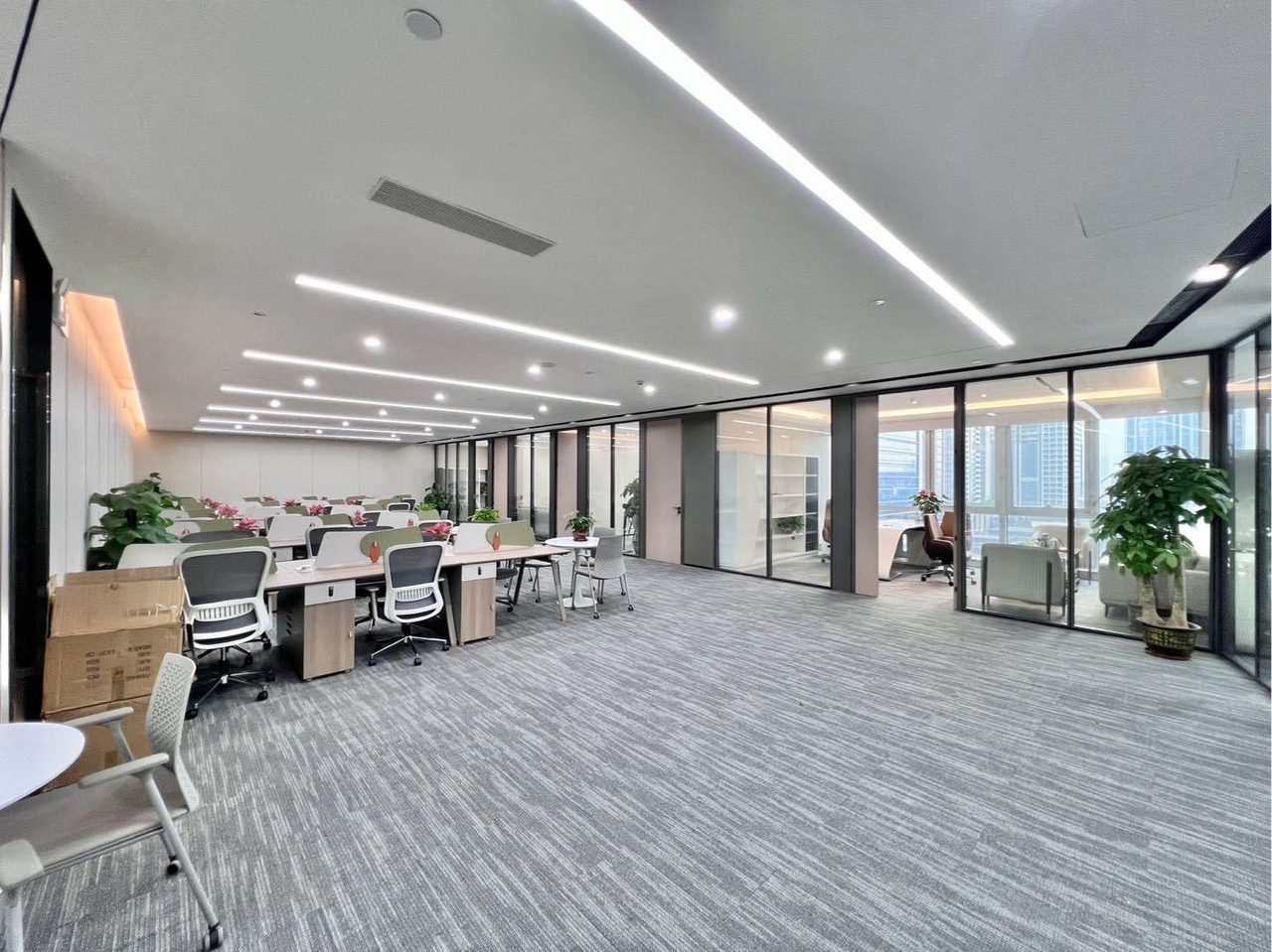 华润置地大厦645㎡精装办公室出租,中层东南向采光好实景图