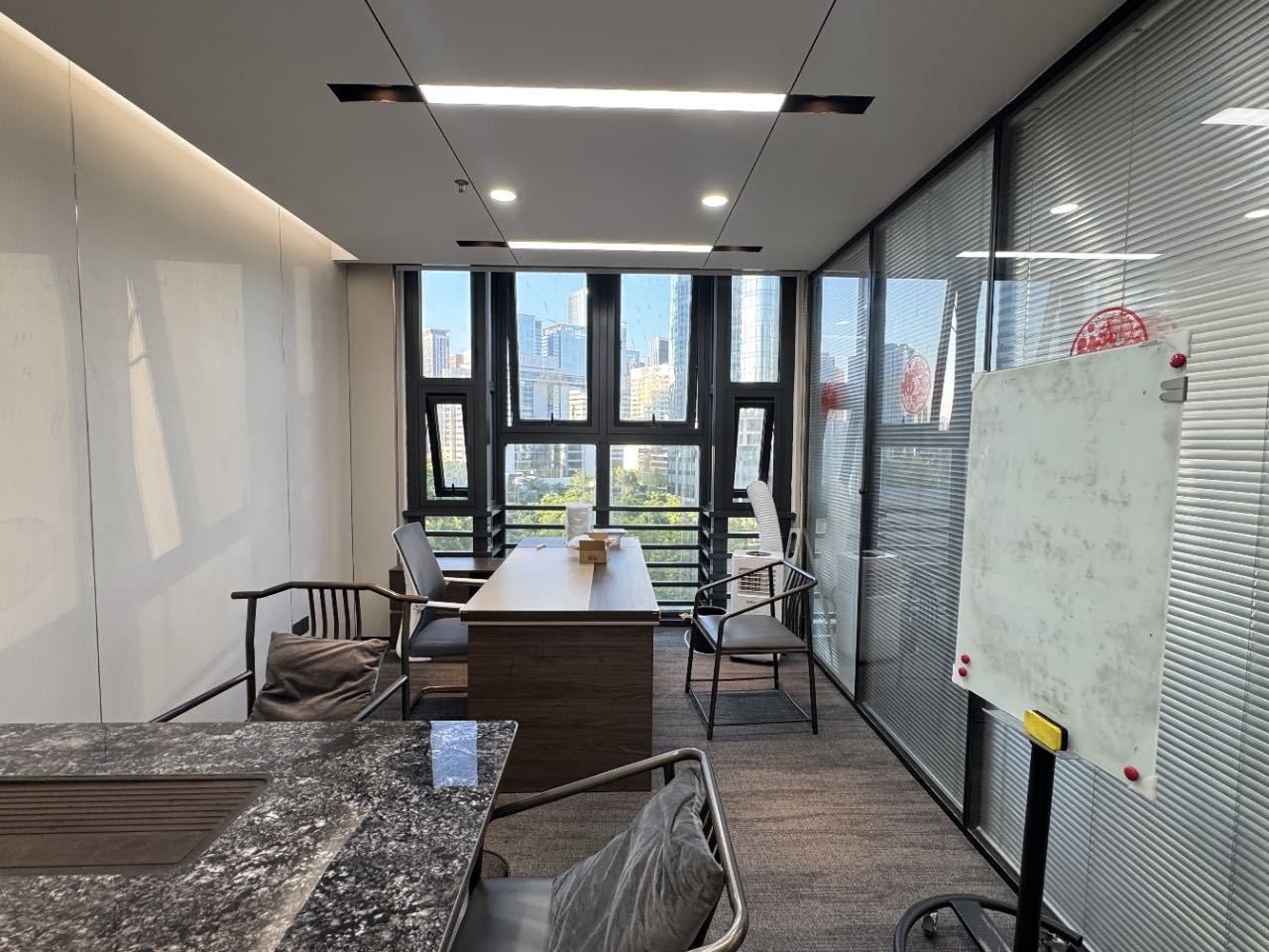 丽雅查尔顿广场写字楼230㎡精装户型·中层南向出租