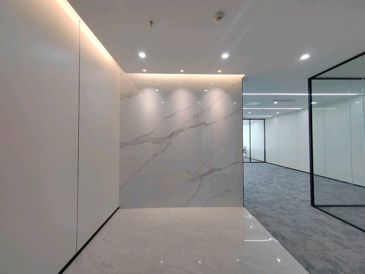 南山区前海 卓越前海壹号212㎡精装办公间高层出租实景图