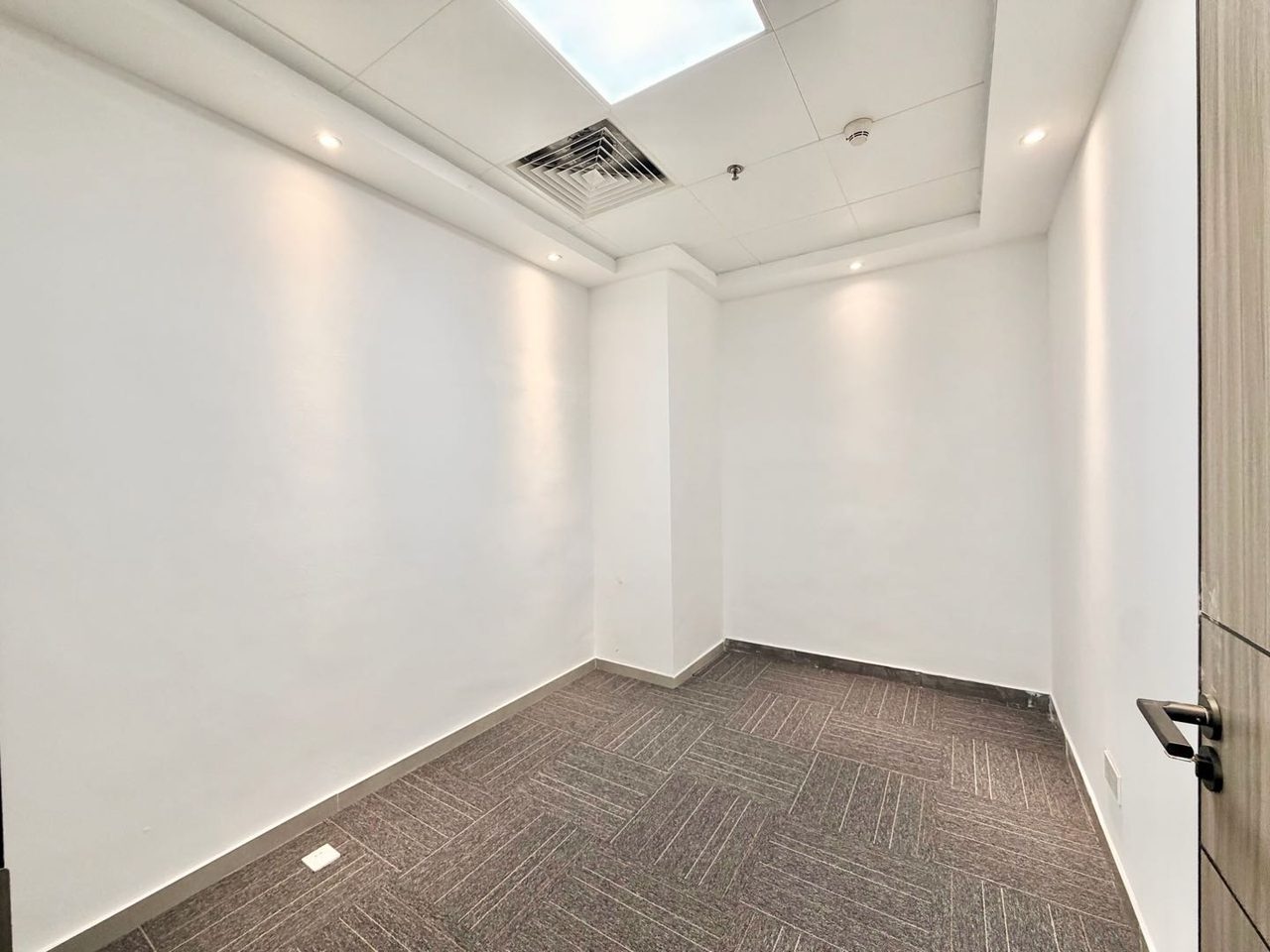 兰光科技大厦204㎡精装办公室出租,低层南向采光好