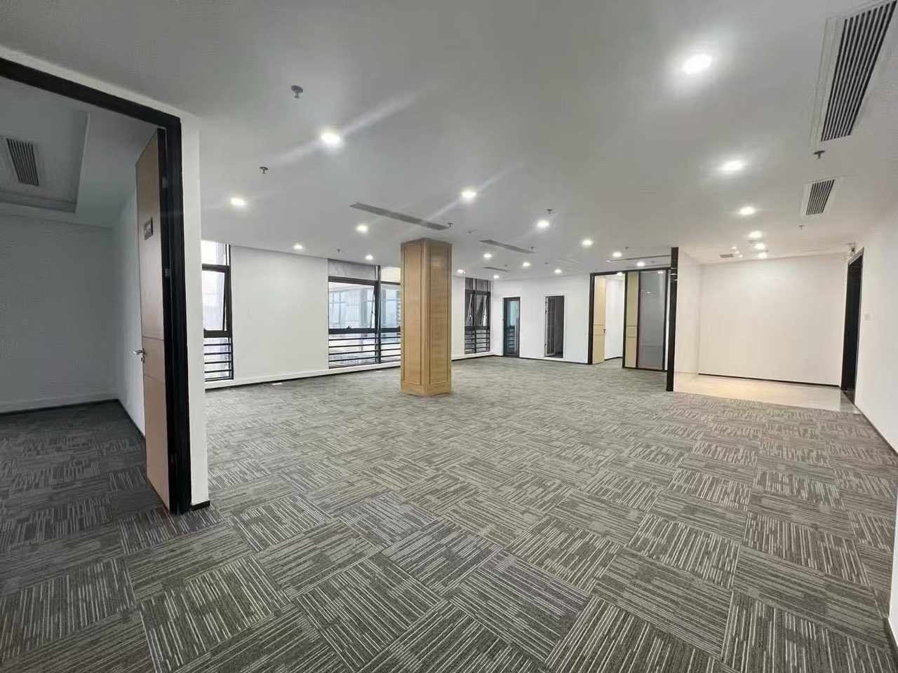 TCL国际E城396㎡精装办公室出租,高层东南向采光好实景图