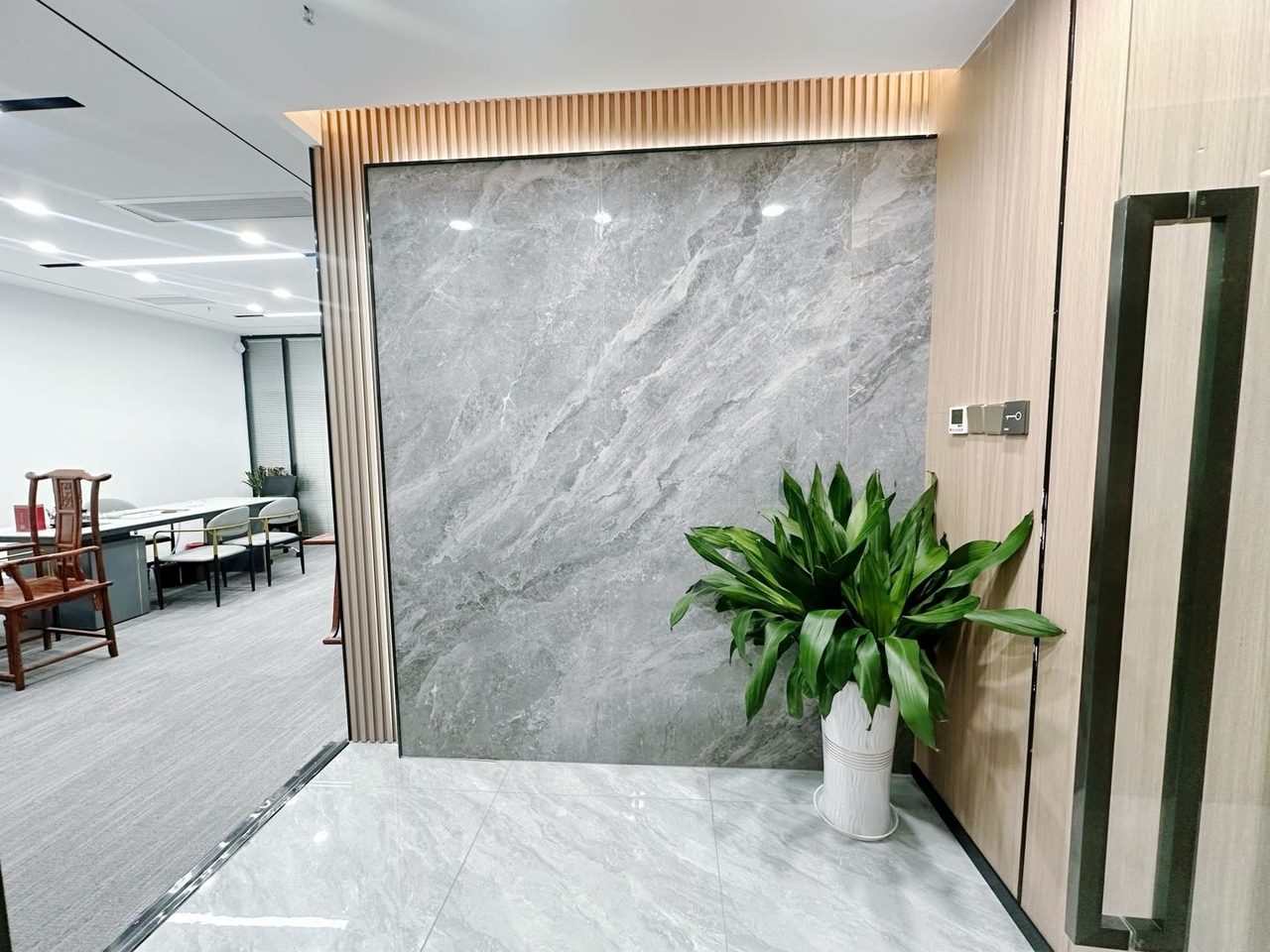 新华保险大厦写字楼198㎡精装户型·低层南向出租
