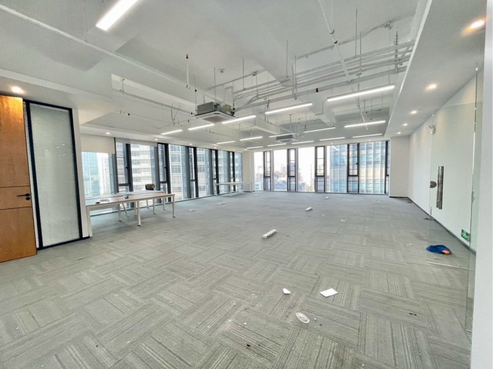 北邮科技大厦390㎡精装办公室出租，中层东南向采光好