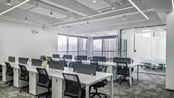 龙光世纪大厦356㎡精装办公室出租，高层东向采光好