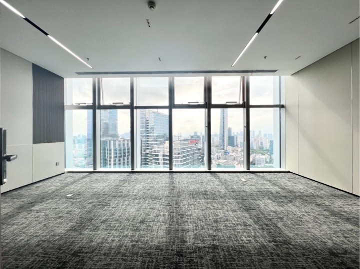 康泰创新广场580㎡豪装办公室出租，高层南向采光好