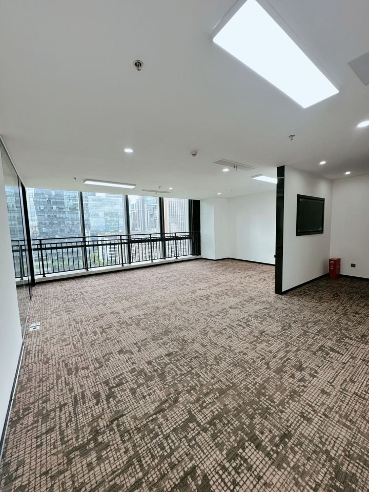 航盛科技大厦105㎡精装办公室出租，中层南向采光好