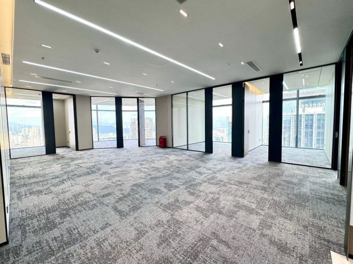 皇庭中心378㎡精装办公室出租，高层东南向采光好