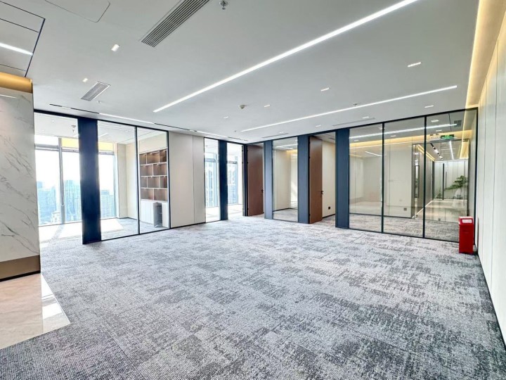 皇庭中心276㎡精装办公室出租，高层西向采光好