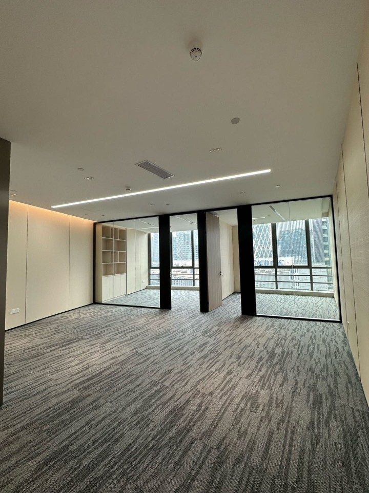 怡化金融科技大厦265㎡精装办公室出租，中层东向采光好