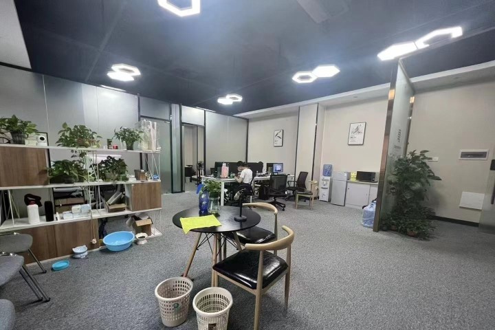 万盛创业园 182㎡ 精装 低楼层办公室出租