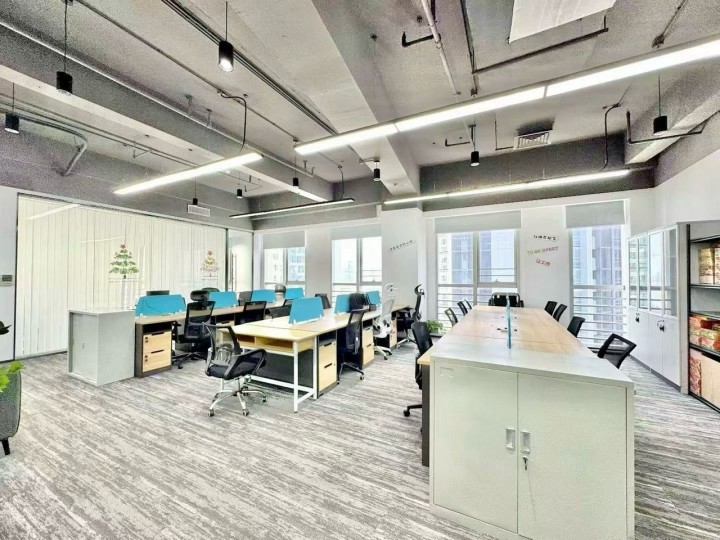 龙光世纪大厦308㎡精装办公室出租，中层东向采光好