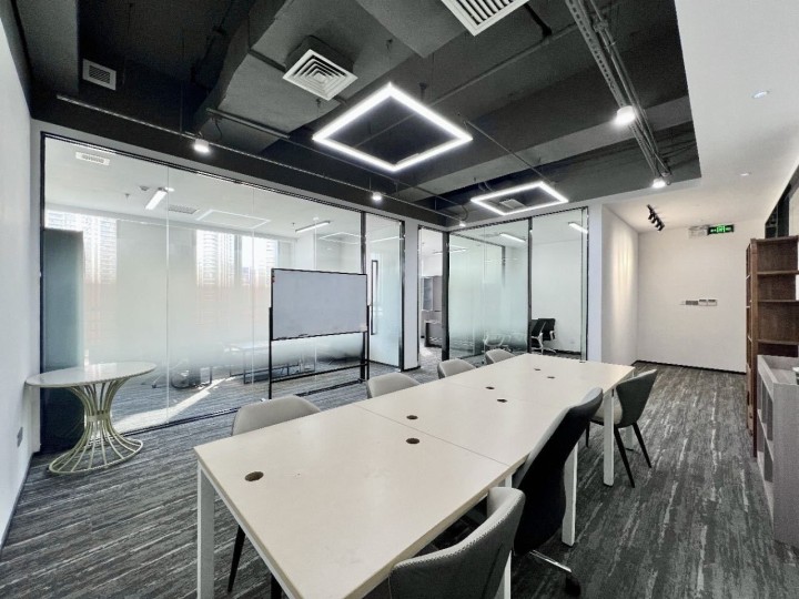 龙光世纪大厦写字楼178㎡精装户型·中层东向出租