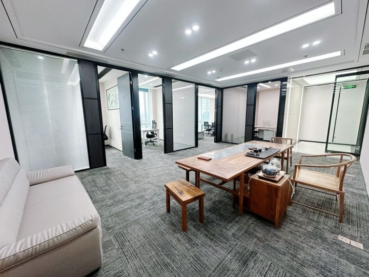 中洲控股中心238㎡精装办公室出租，高层北向采光好