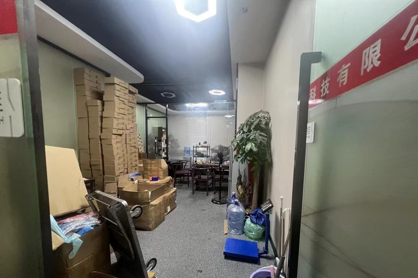 万盛创业园 88㎡ 精装 低楼层办公室出租