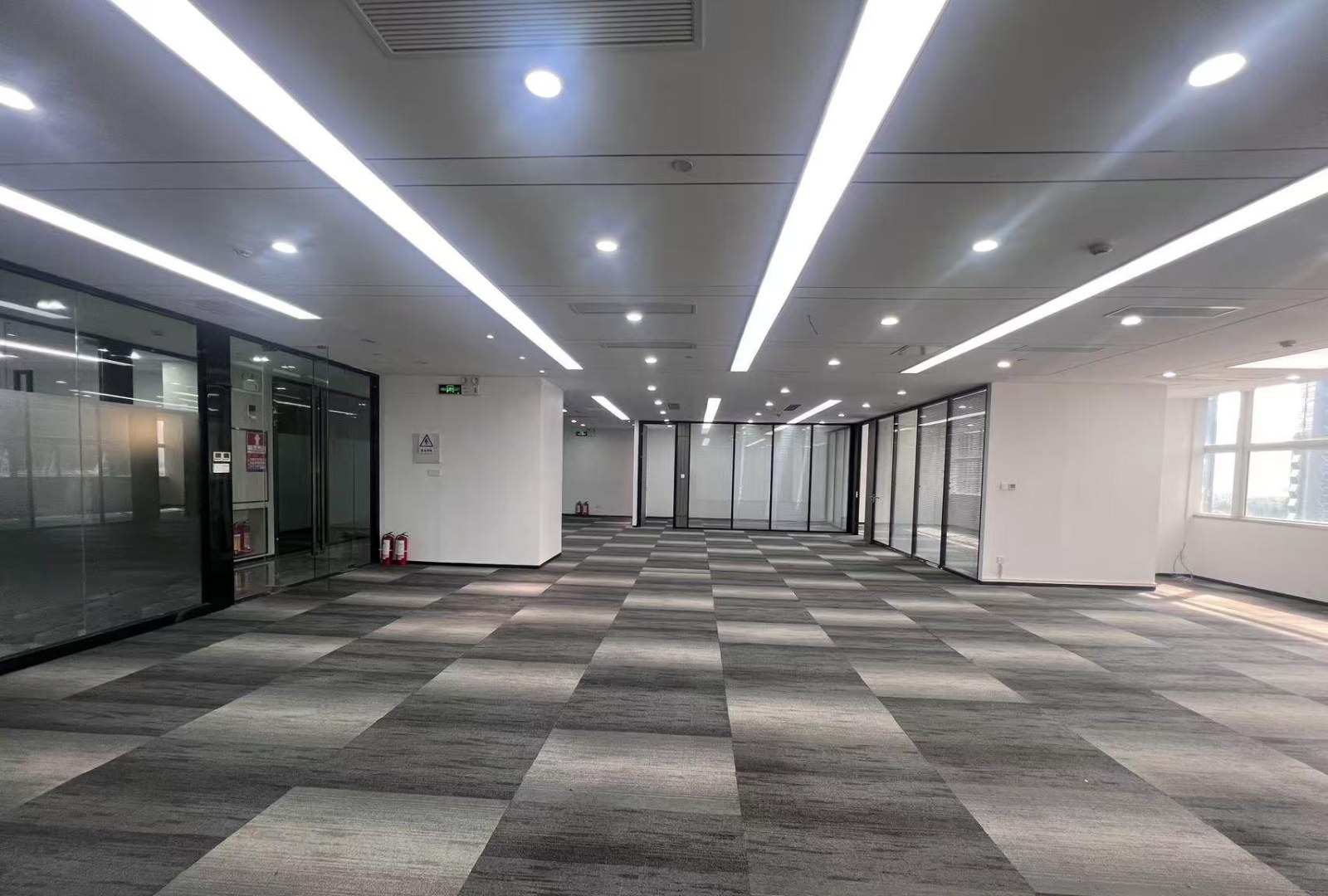 飞亚达科技大厦 358㎡ 精装 中楼层办公室出租