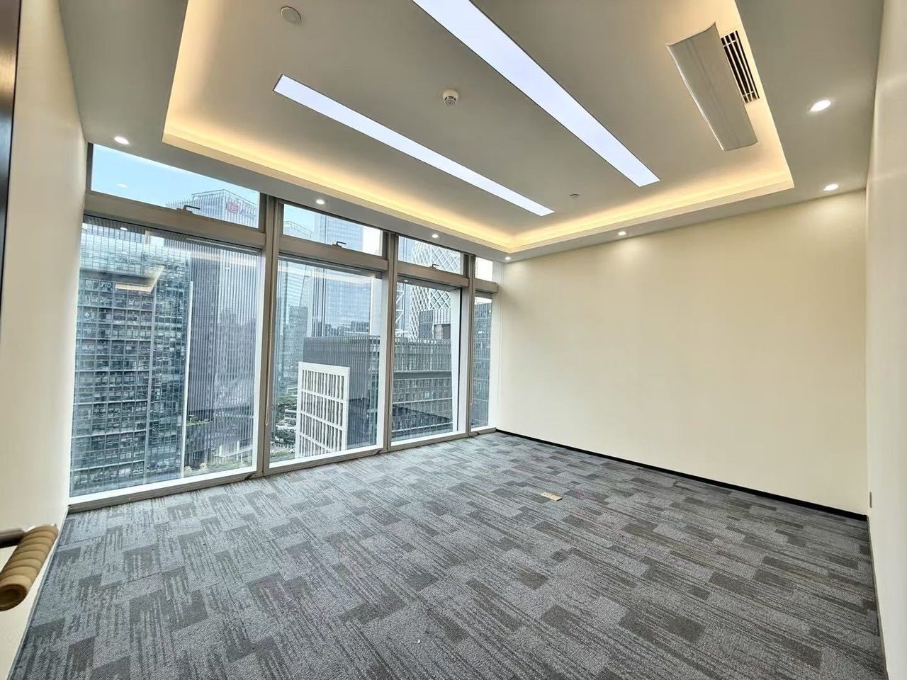 易尚中心268㎡豪装办公室出租,高层西北向采光好