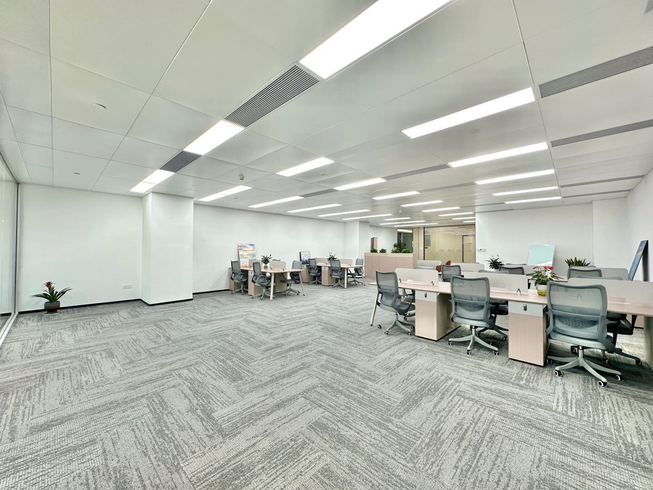 源政创业大厦442㎡精装办公室出租,中层北向采光好