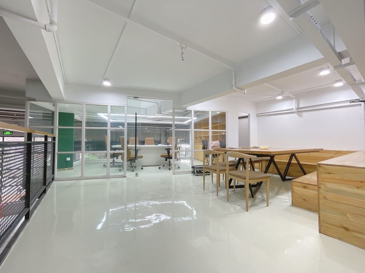 南山云谷二期1680㎡精装办公室出租,低层东南向采光好