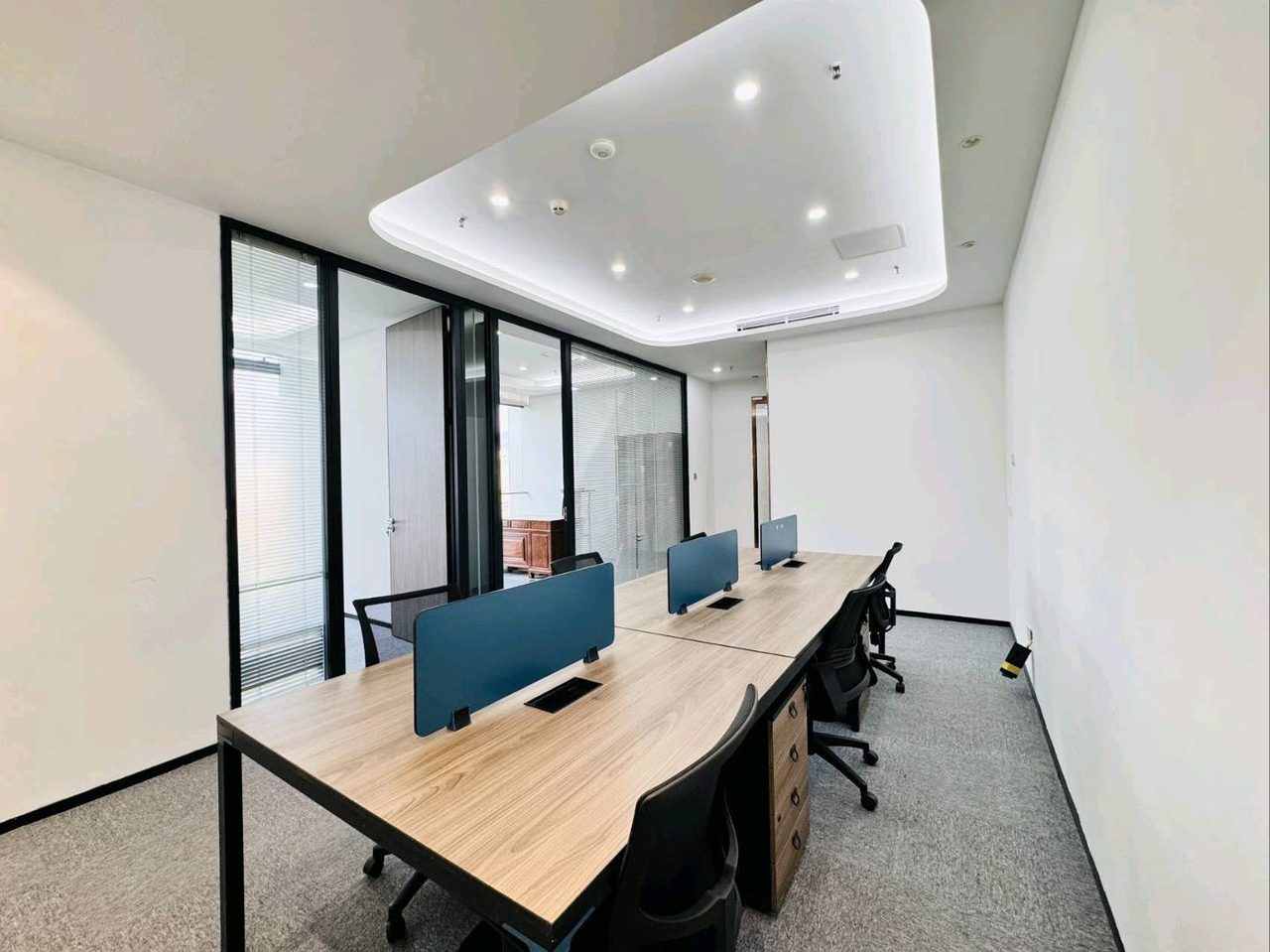 方大城150㎡精装办公室出租，中层北向采光好