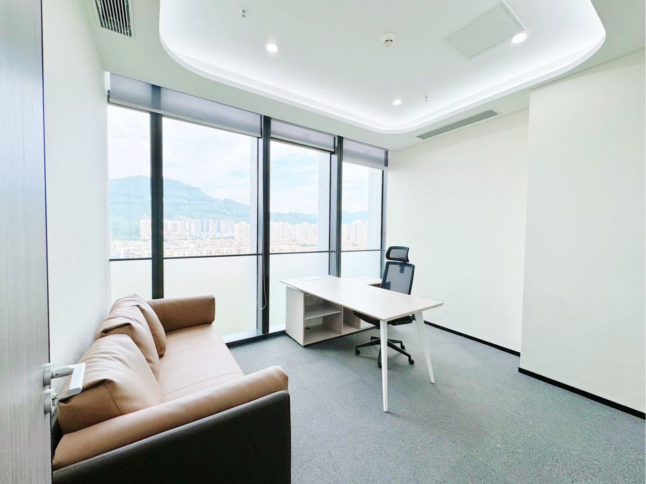 方大城写字楼271㎡精装户型·中层东向出租