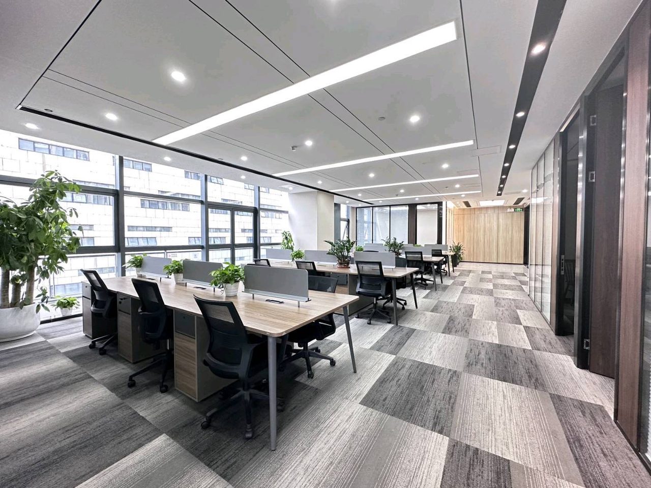 北科大厦426㎡精装办公室出租,中层东南向采光好