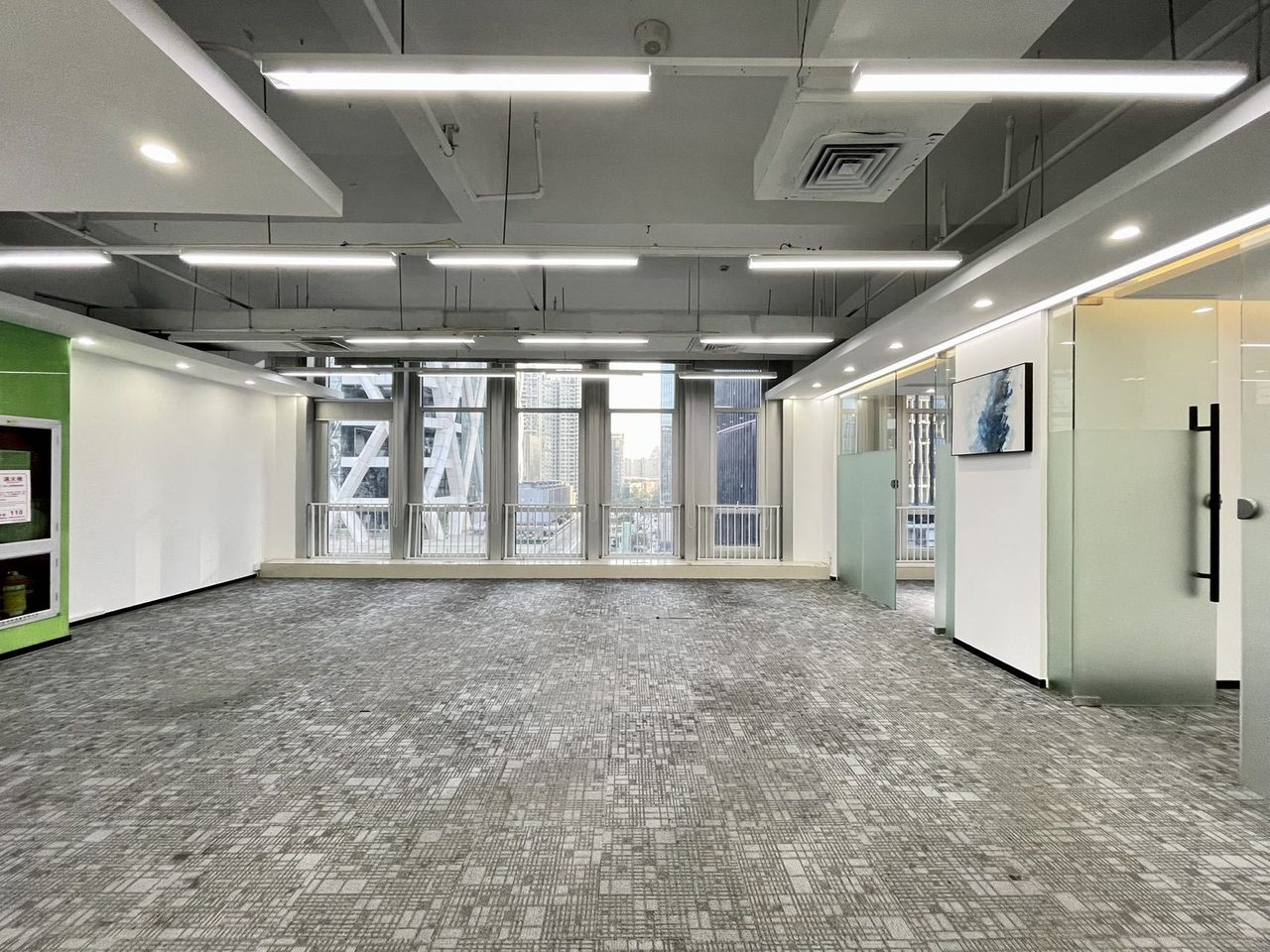南山区科技园 深圳市软件产业基地306㎡精装办公间中层出租