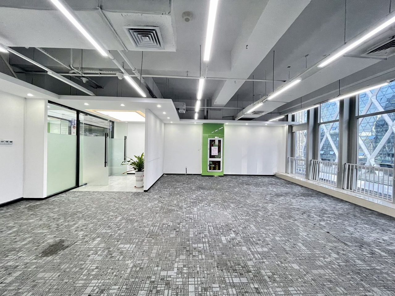 南山区科技园 深圳市软件产业基地306㎡精装办公间中层出租