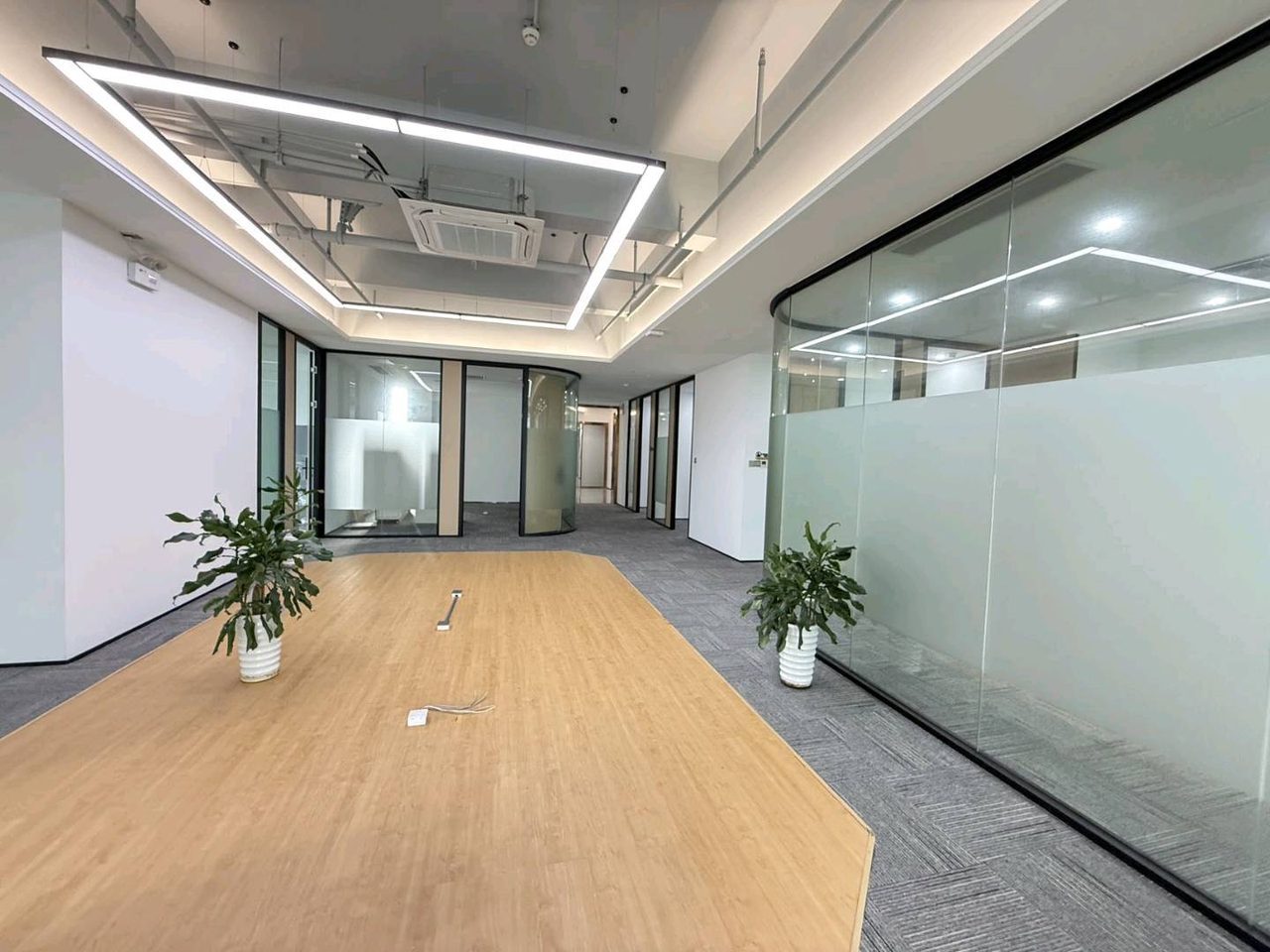 北邮科技大厦378㎡精装办公室出租,中层西南向采光好