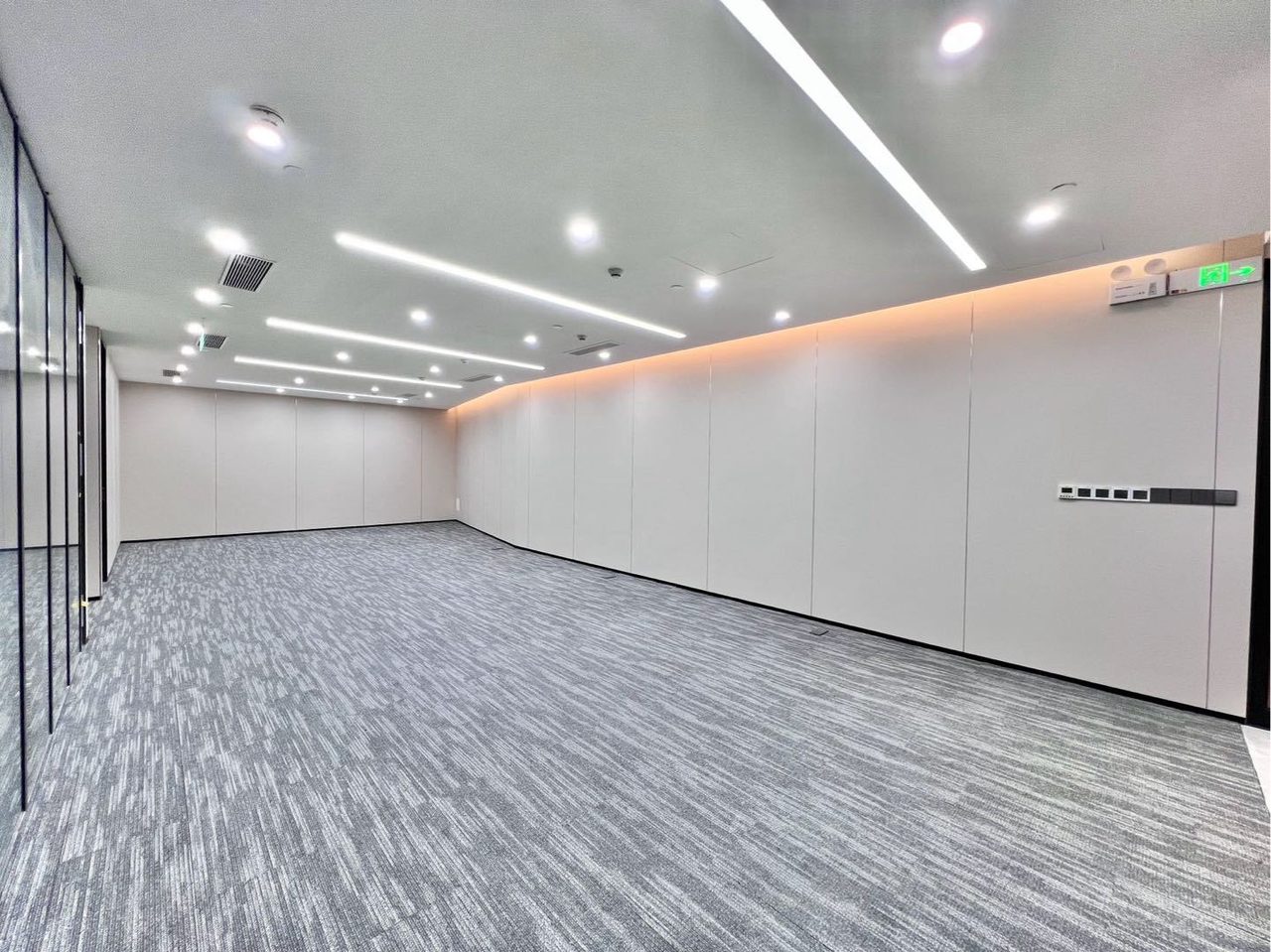 华润置地大厦288㎡精装办公室出租，高层北向采光好