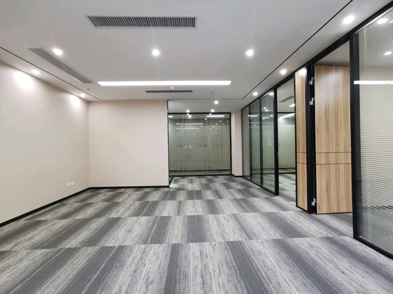 中电照明130㎡精装办公室出租,中层东向采光好