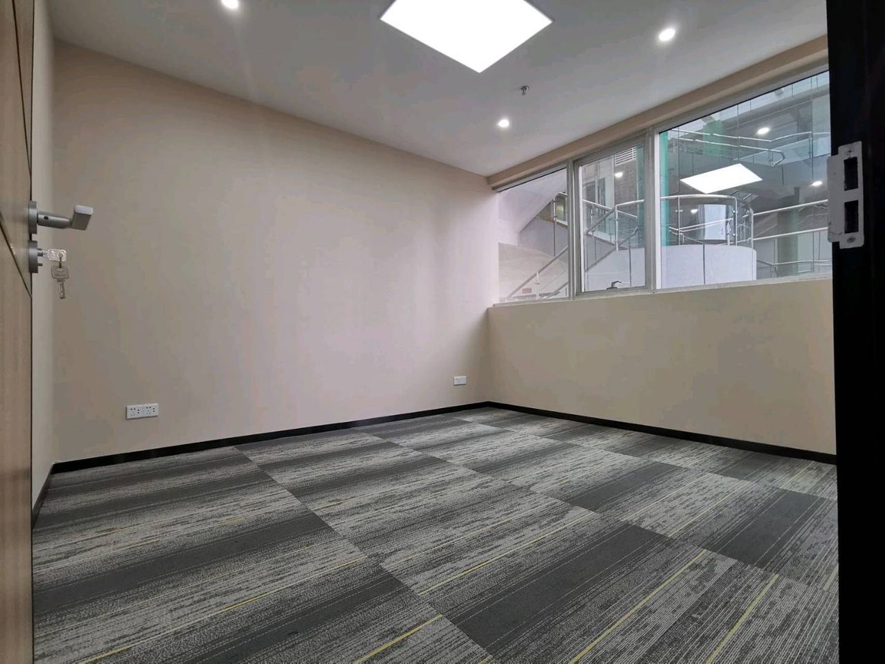 中电照明130㎡精装办公室出租,中层东向采光好