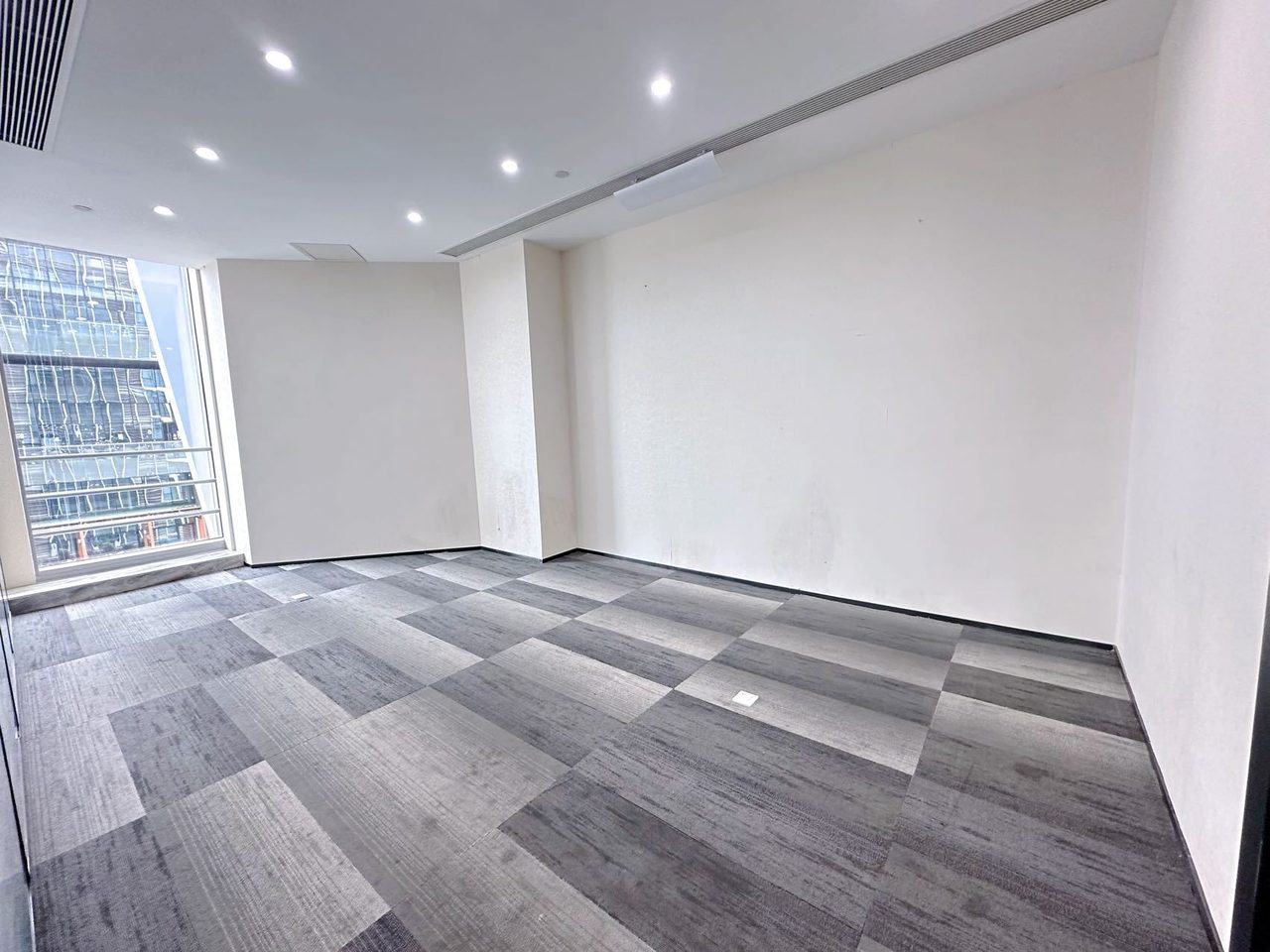 赛西科技大厦280㎡精装办公室出租，高层东北向采光好