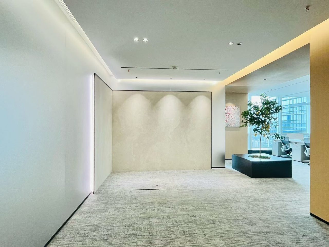 中洲控股中心450㎡精装办公室出租,高层西南向采光好
