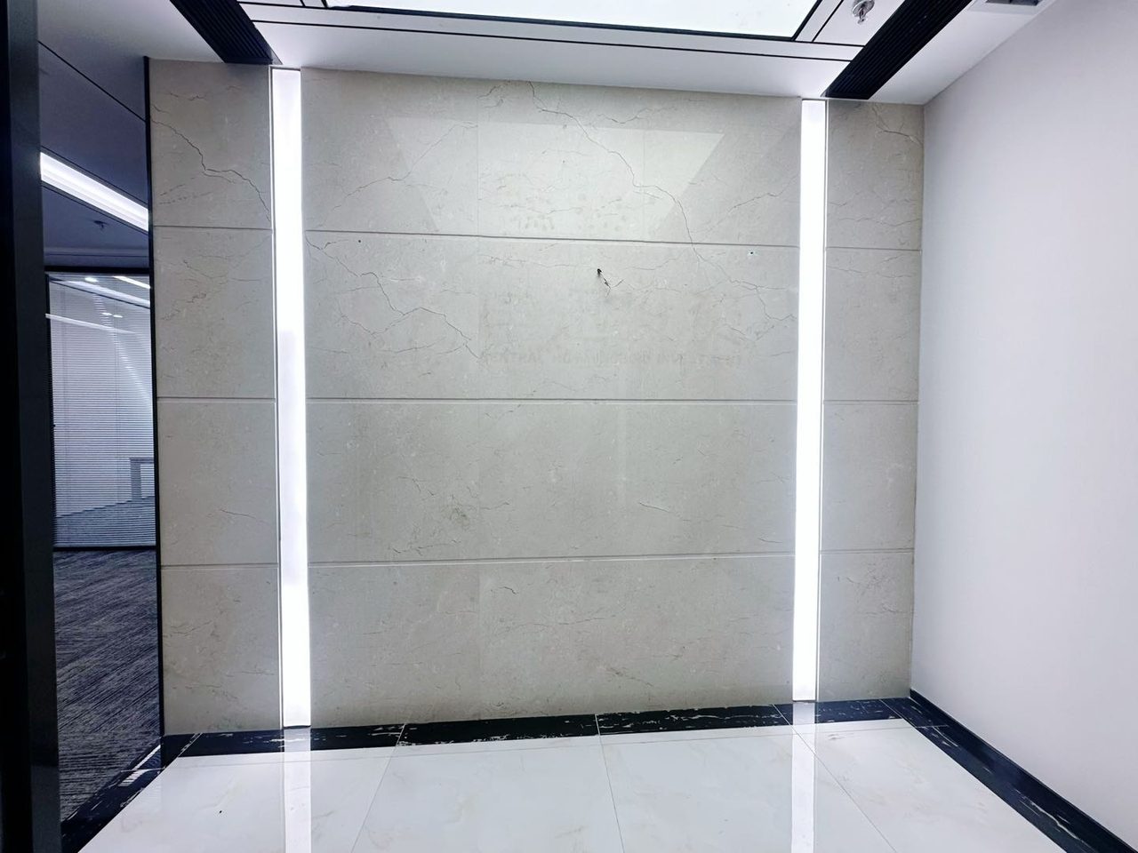 中洲控股中心238㎡精装办公室出租,高层北向采光好
