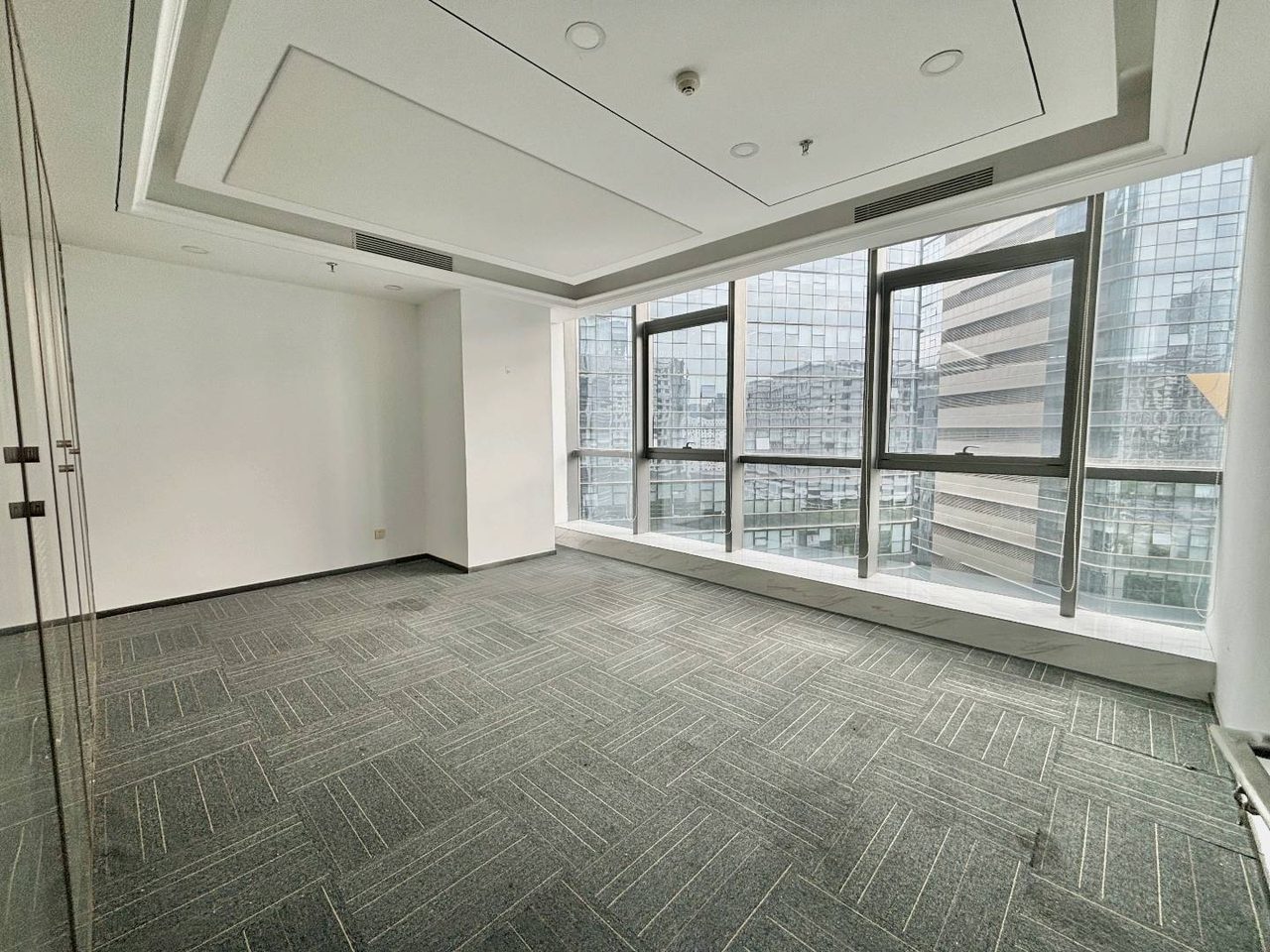 355㎡精装办公室 西北工业大学(深圳三航科技大厦)·近科苑站·高层