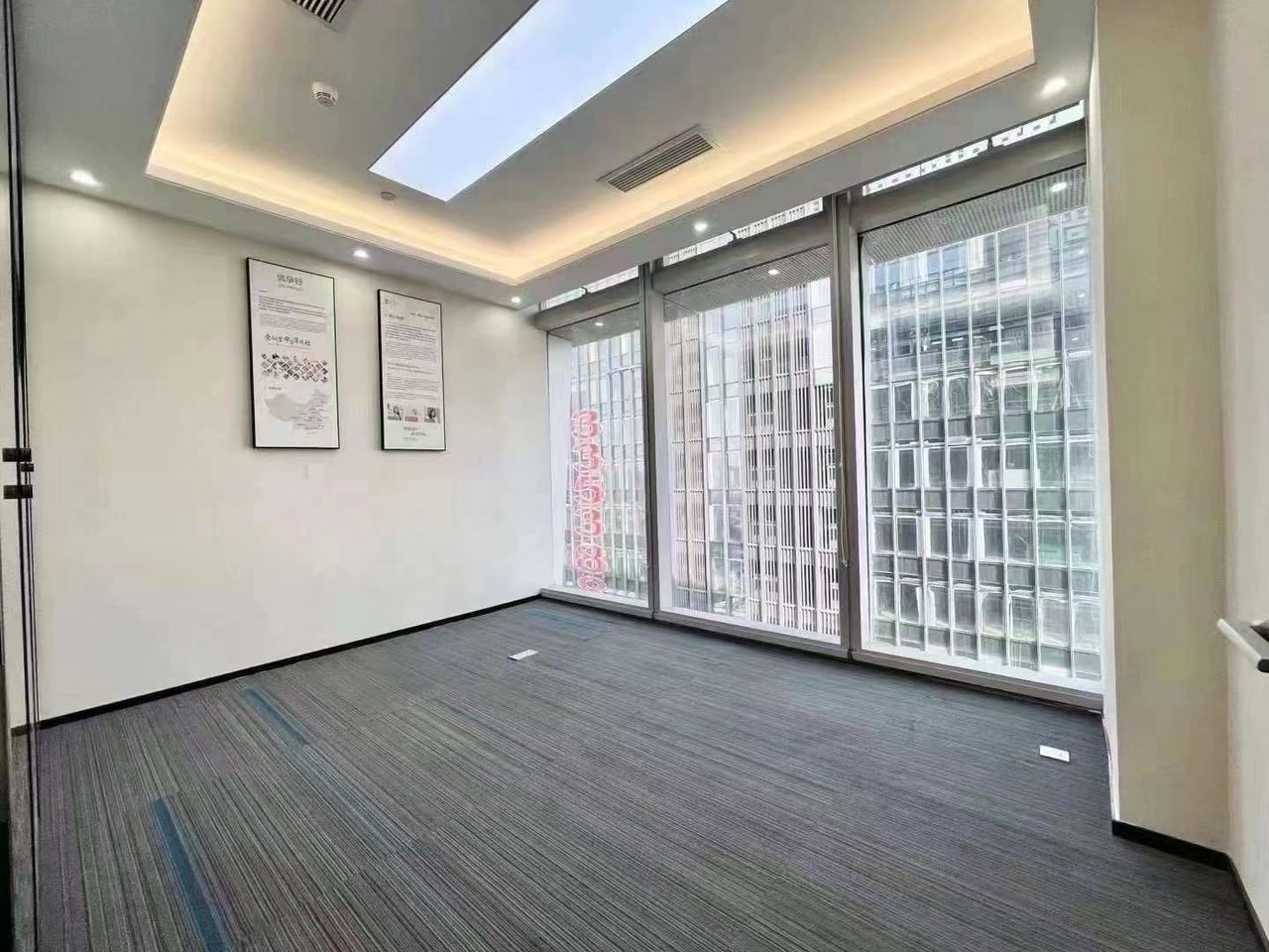 易尚中心写字楼91㎡豪装户型·高层东向出租