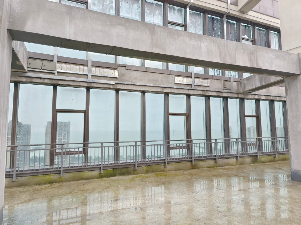 前海科兴科学园(正中华丽中心)1200㎡精装办公室出租,高层四面采光向采光好