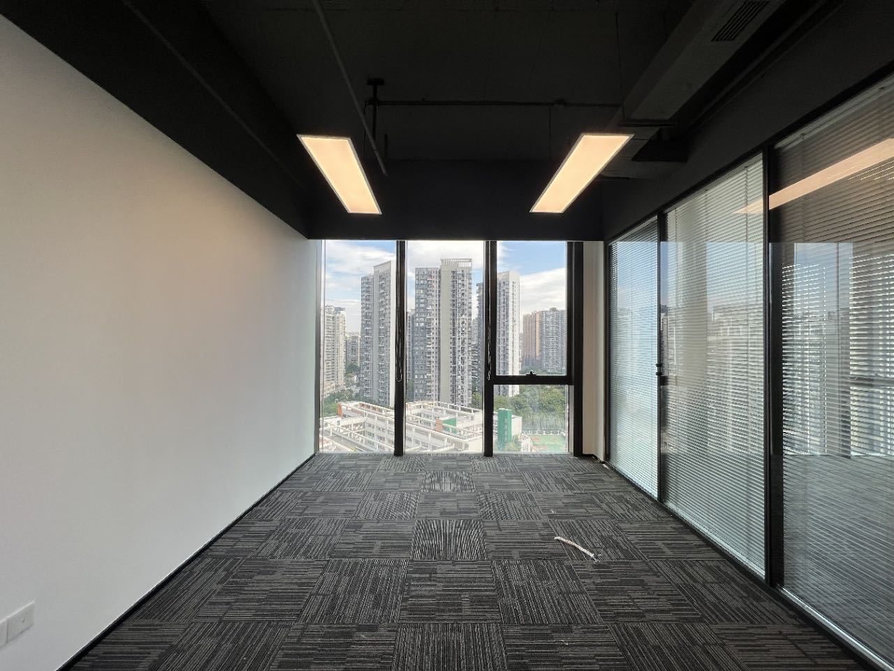 前海科兴科学园(正中华丽中心)写字楼132㎡精装户型·中层东南向出租
