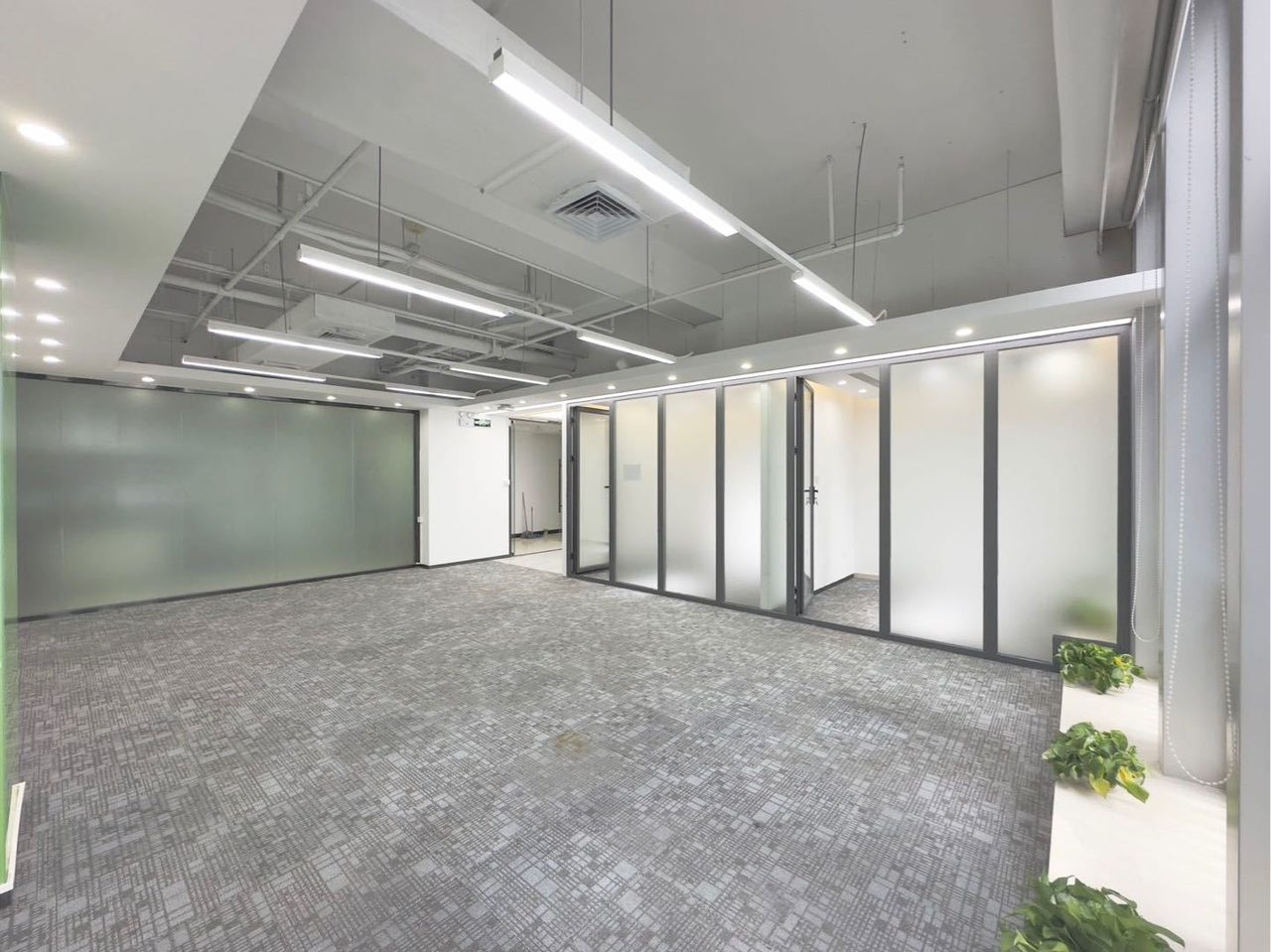 深圳市软件产业基地写字楼192㎡精装户型·中层东向出租