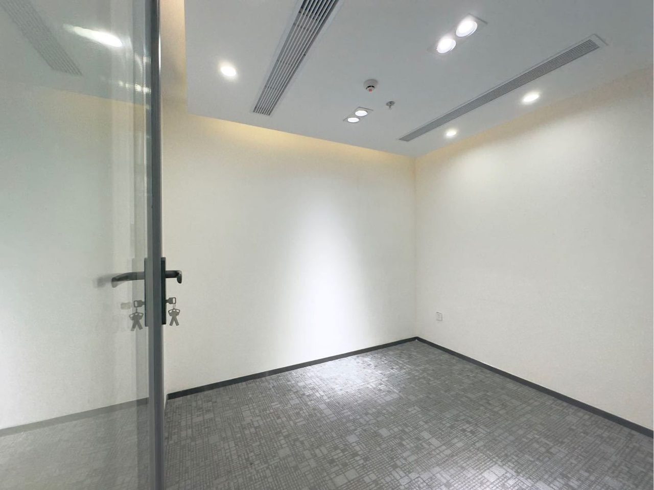 深圳市软件产业基地写字楼192㎡精装户型·中层东向出租