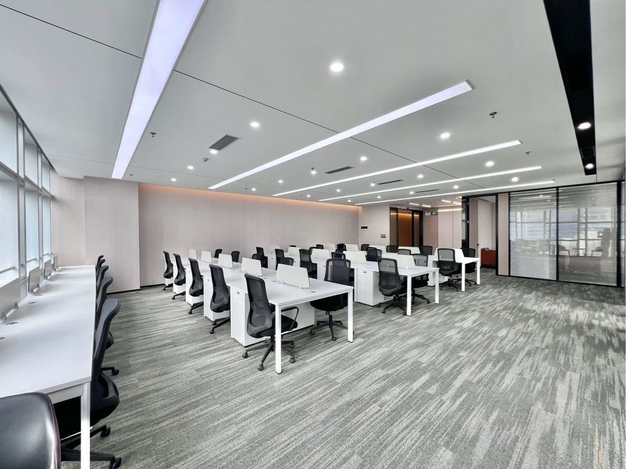 讯美科技广场450㎡精装办公室出租,中层东向采光好