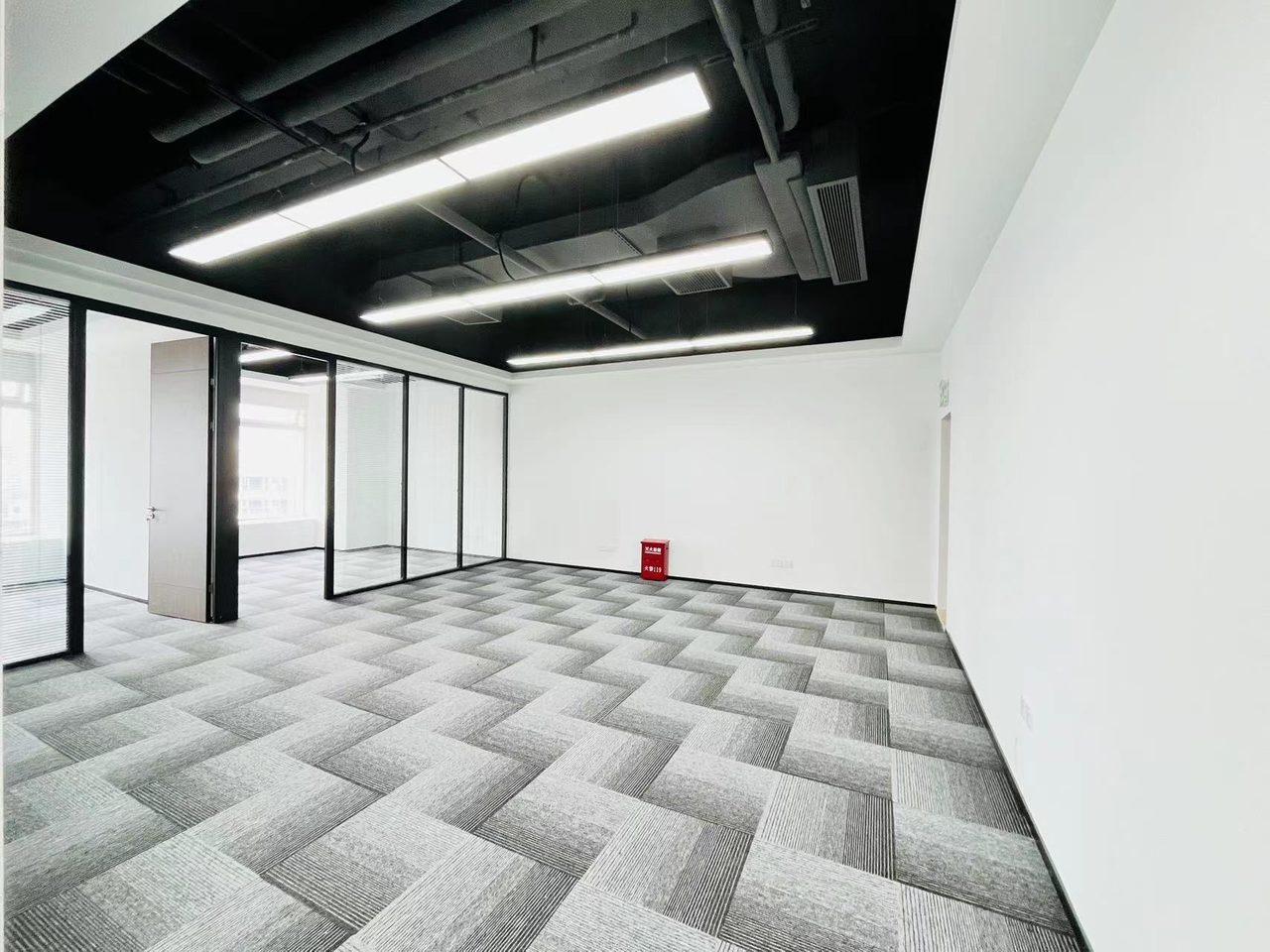 振业国际商务中心238㎡精装办公室出租，低层东南向采光好