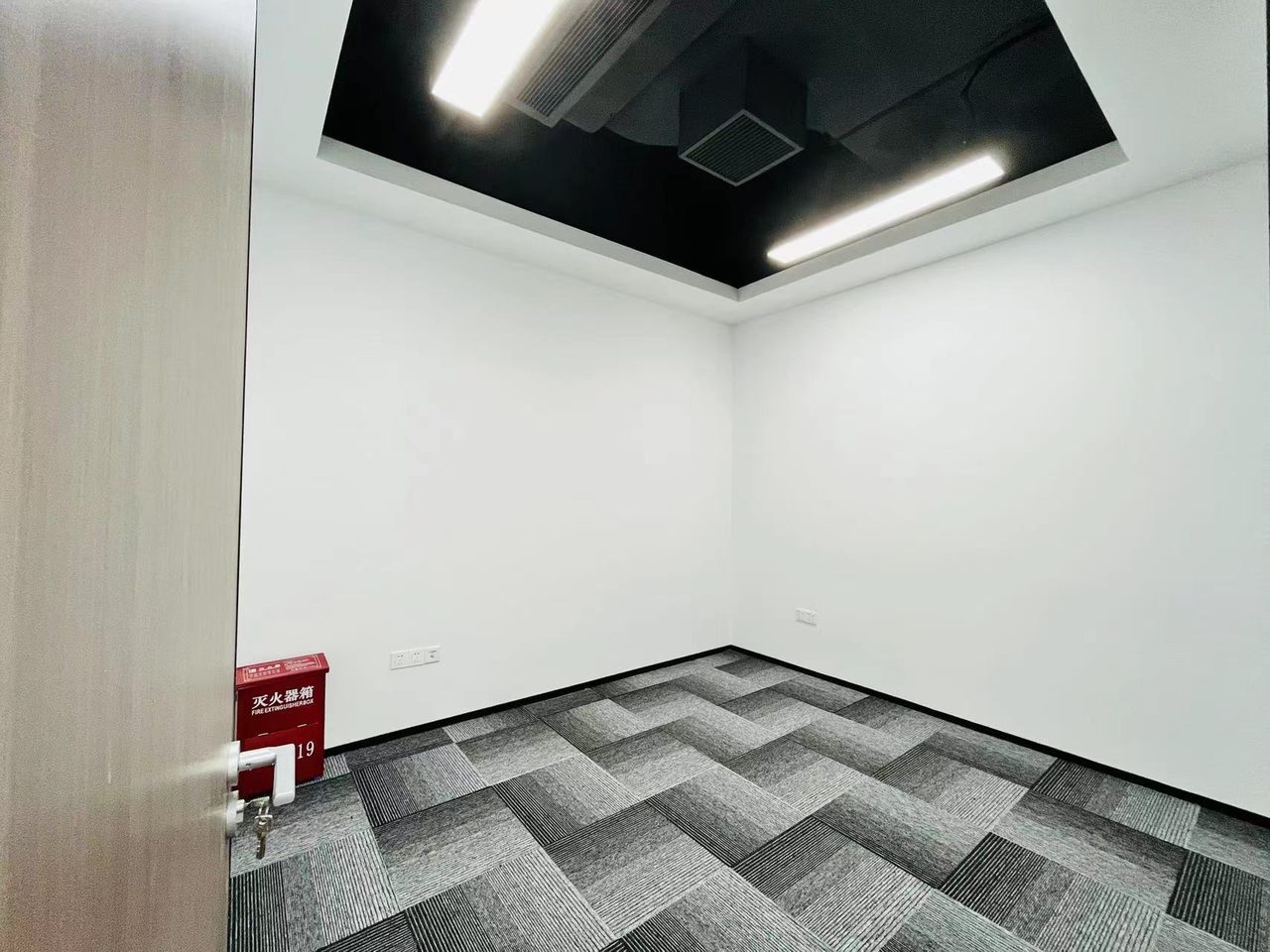 振业国际商务中心238㎡精装办公室出租，低层东南向采光好