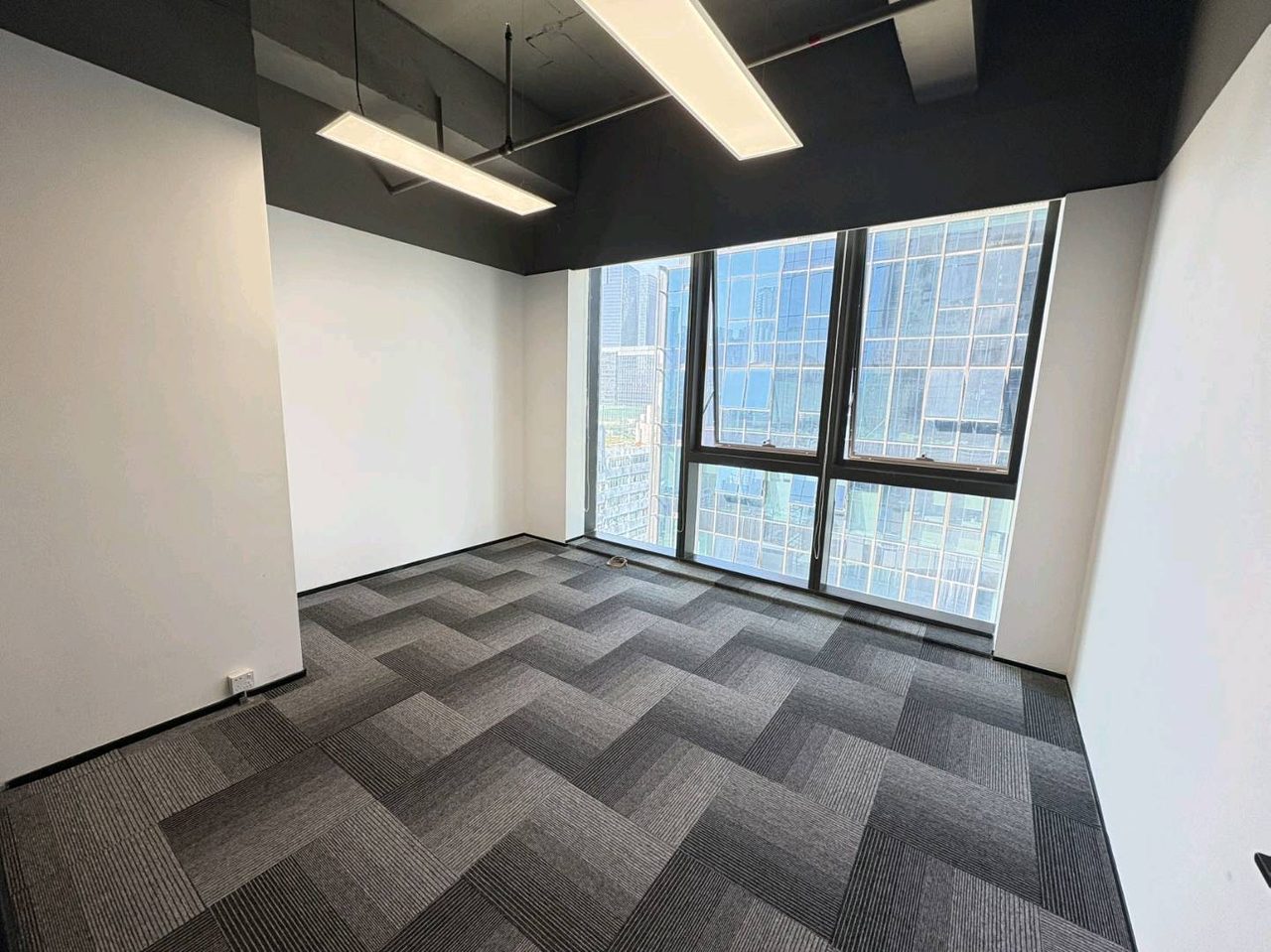 澳特科兴科学园365㎡精装办公室出租,中层西南向采光好
