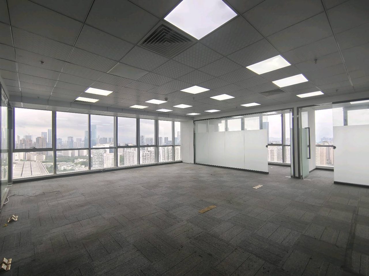田厦金牛广场242.48㎡精装办公室出租,高层东南向采光好