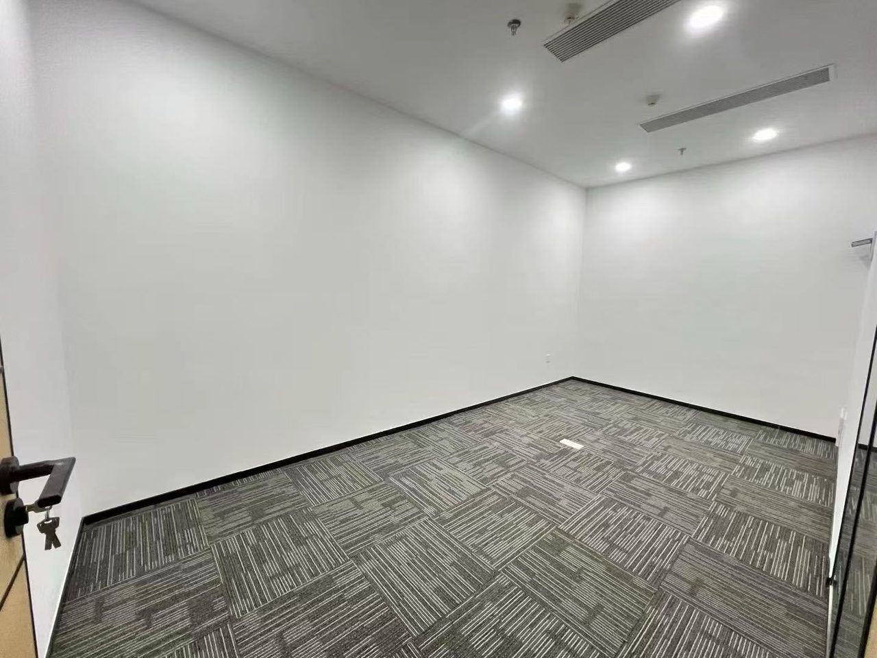 TCL国际E城396㎡精装办公室出租,高层东南向采光好
