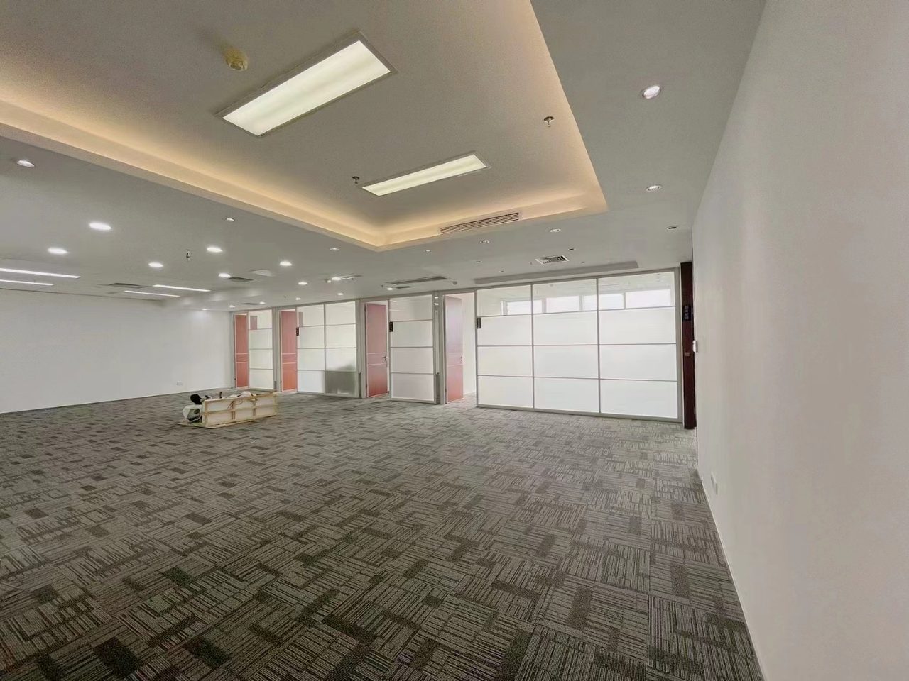 田厦金牛广场660㎡精装办公室出租,高层东南向采光好