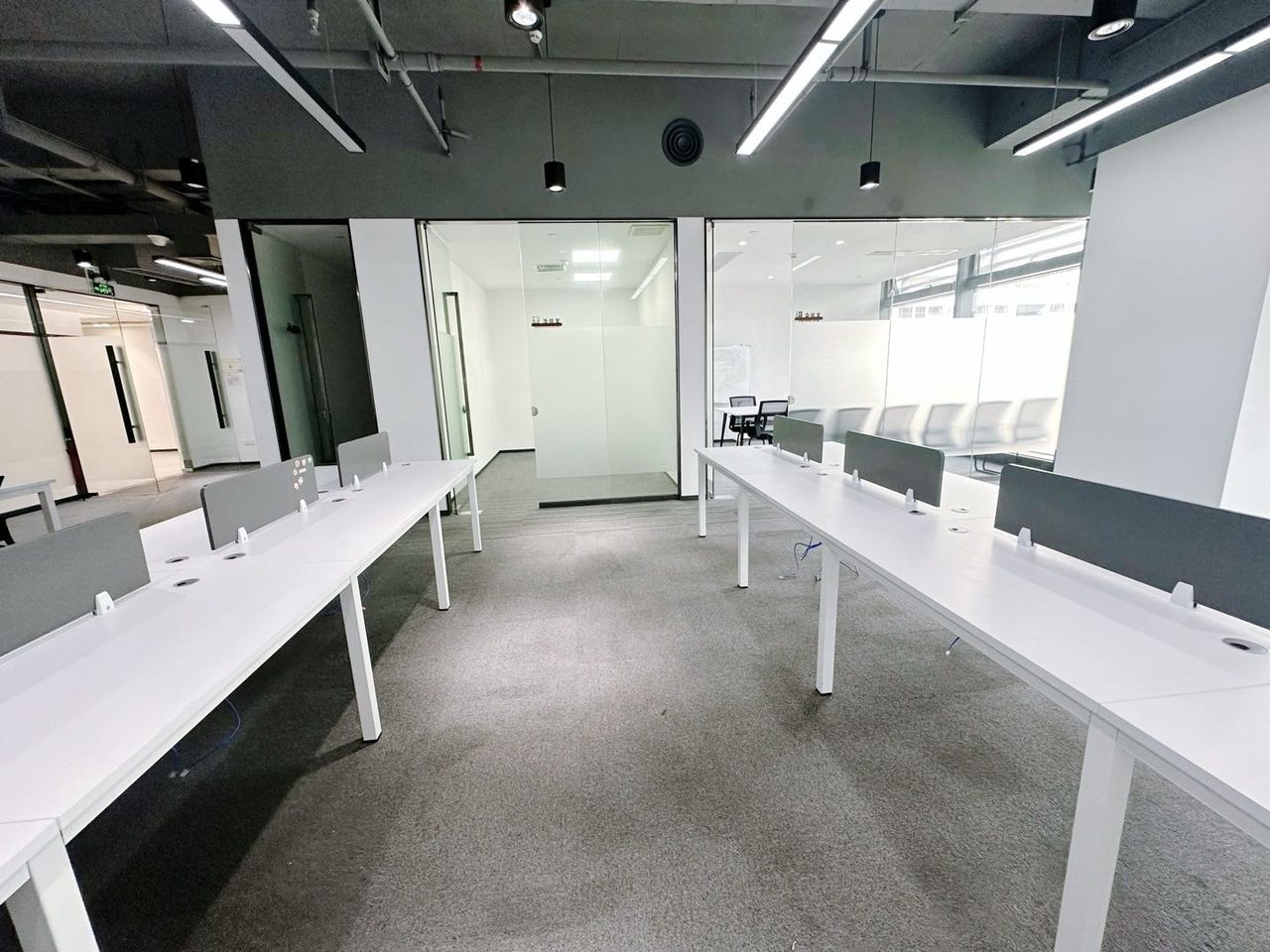 深圳湾科技生态园298㎡精装办公室出租，中层南向采光好