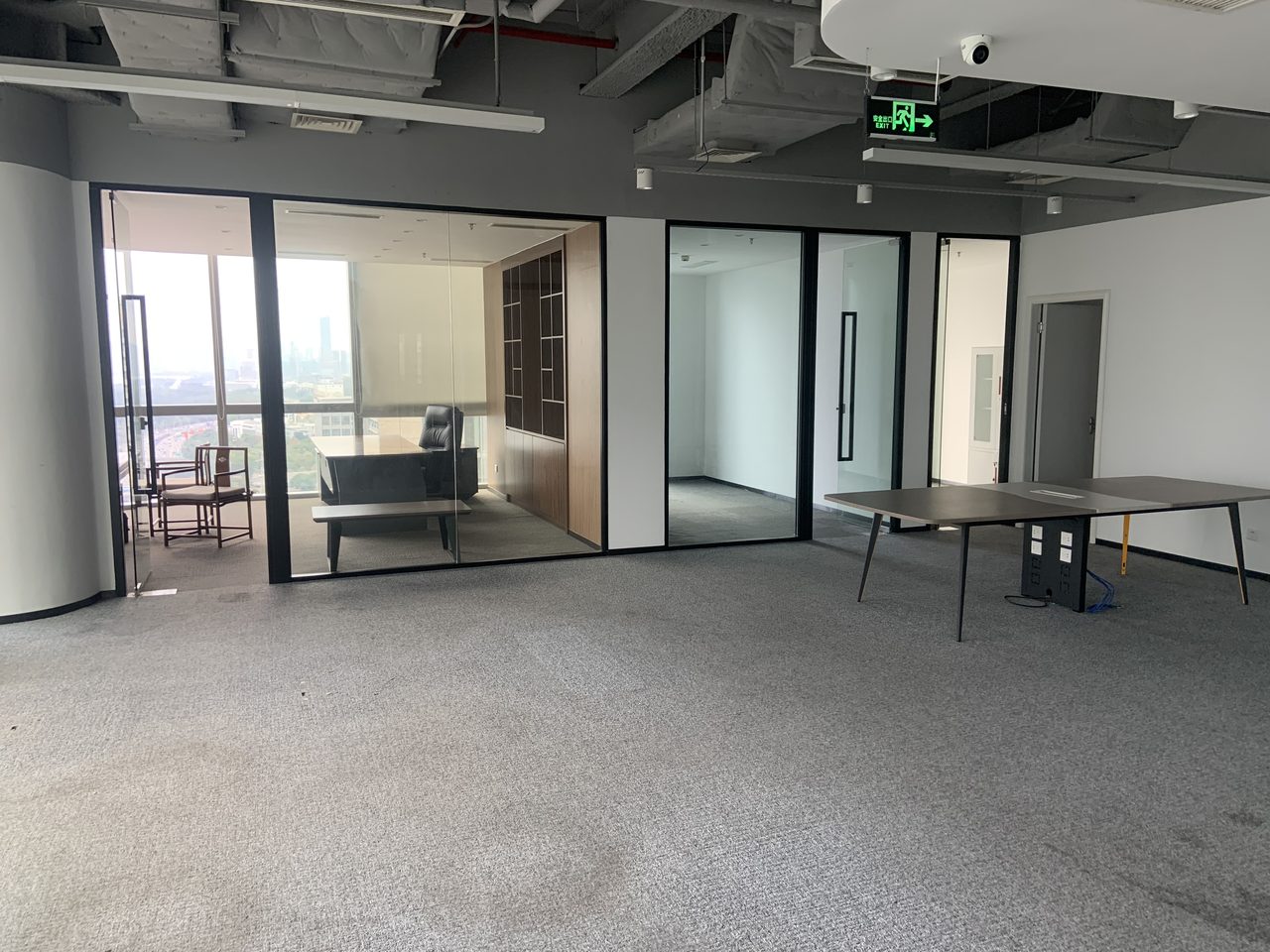 博今国际大厦635㎡豪装办公室出租，高层东南向采光好